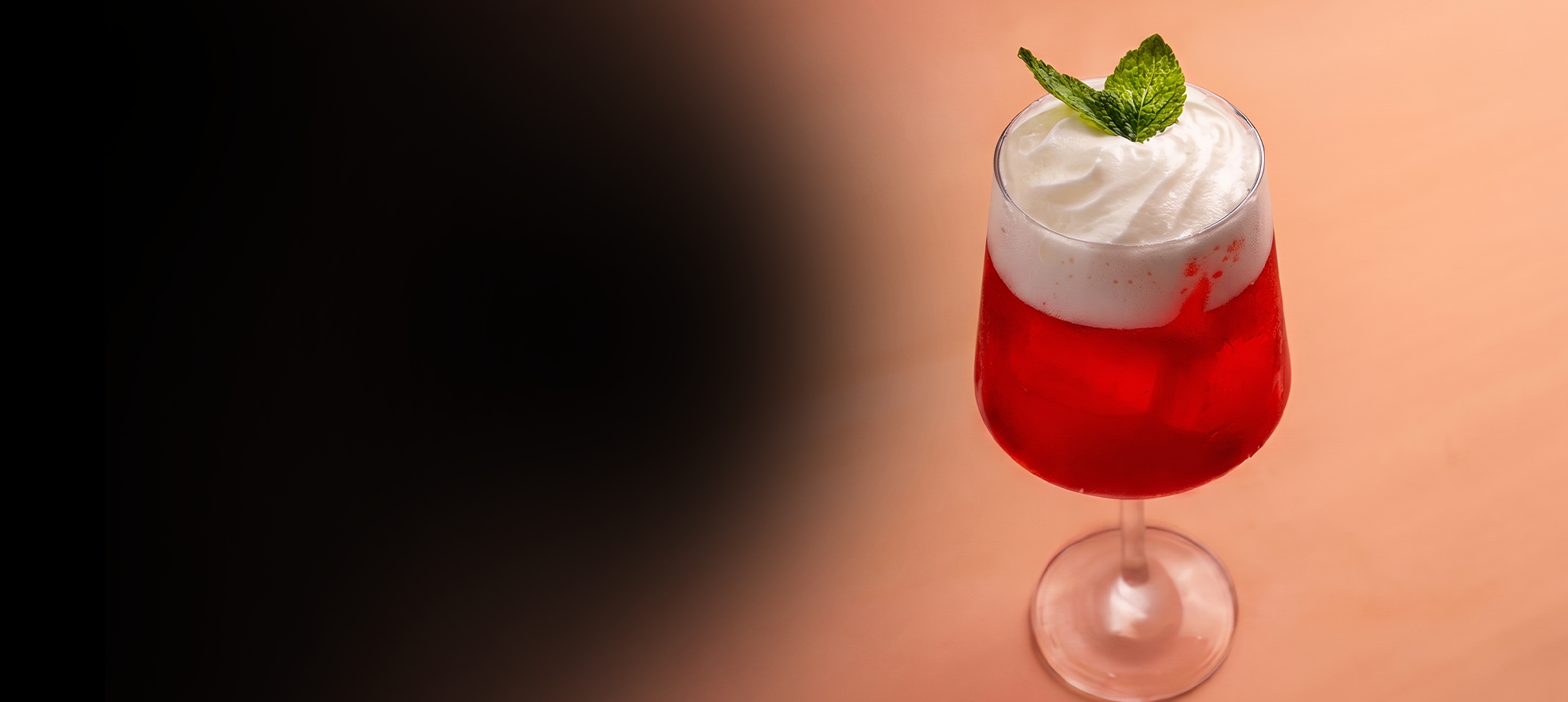 Drink vermelho com chantilly e folha de hortelã